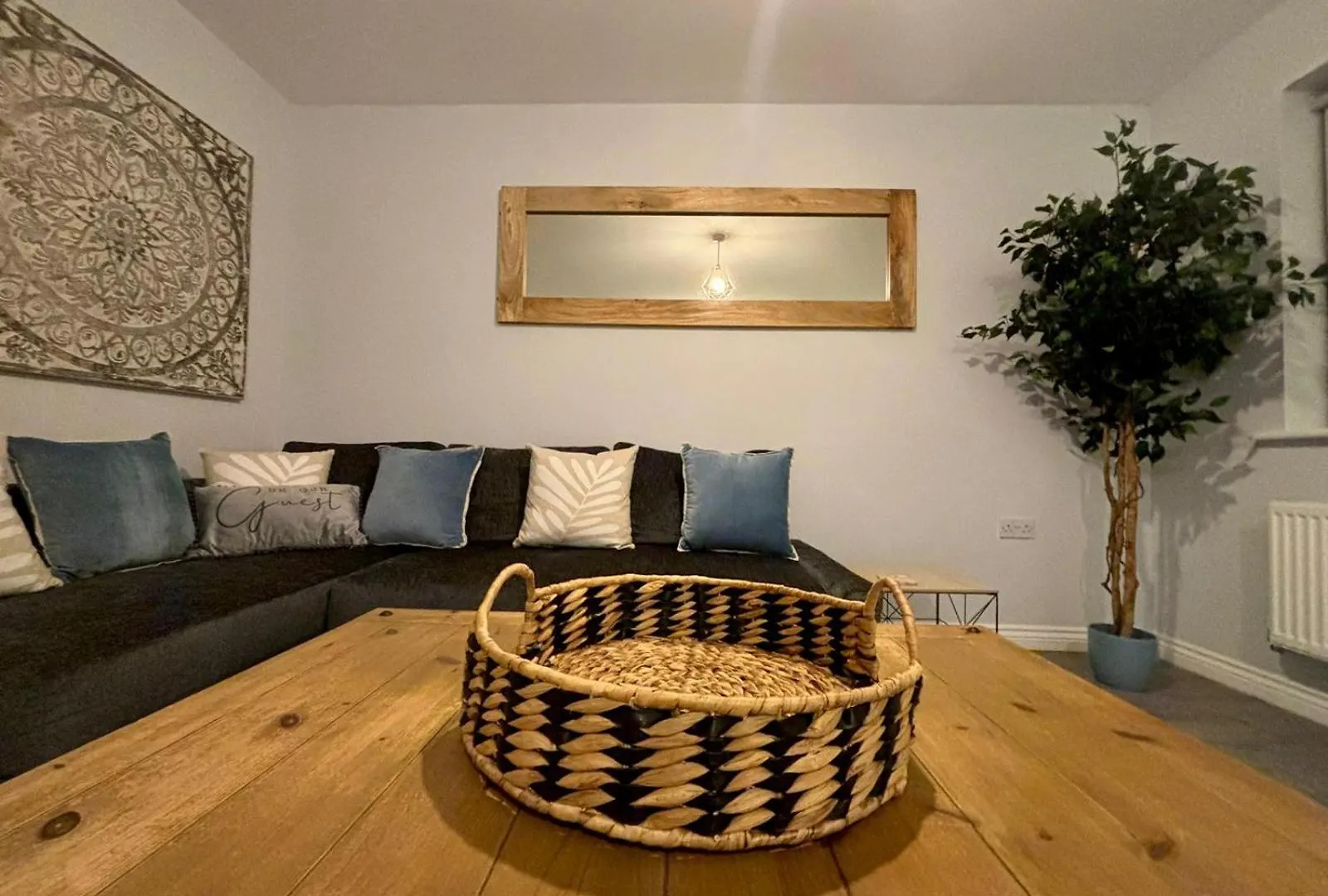 Eskdale Townhouse- Spacious & Beautiful 4Br In Crawley Three Bridges