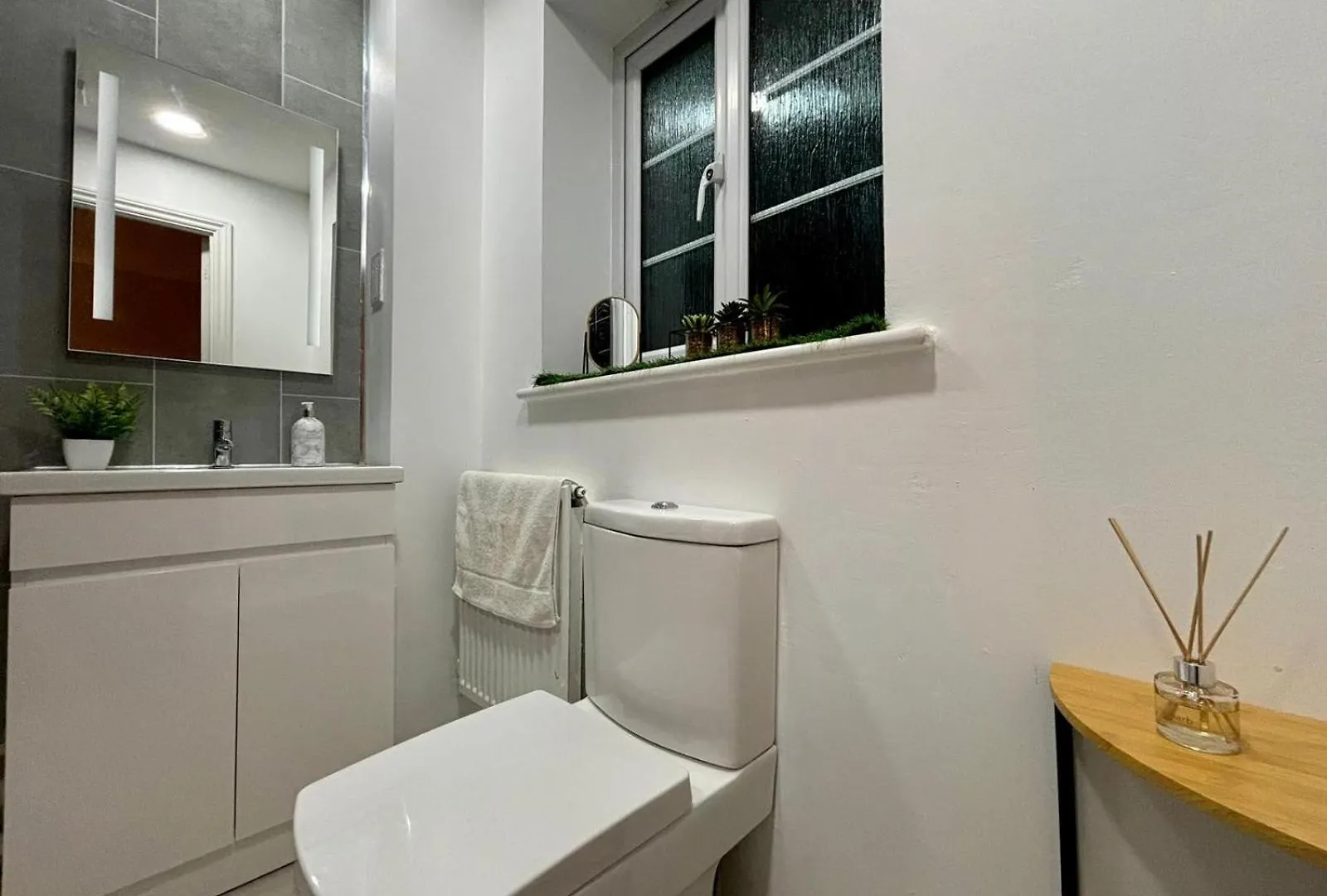 Eskdale Townhouse- Spacious & Beautiful 4Br In Crawley Three Bridges 0*,  Reino Unido