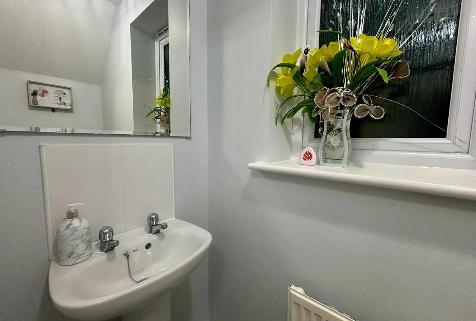 Eskdale Townhouse- Spacious & Beautiful 4Br In Crawley Three Bridges Reino Unido