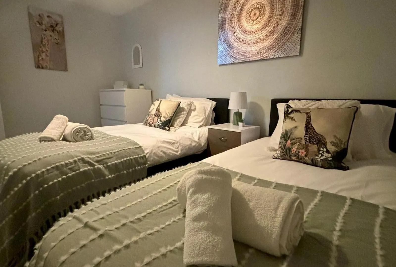 Eskdale Townhouse- Spacious & Beautiful 4Br In Crawley Three Bridges 0*,  Reino Unido