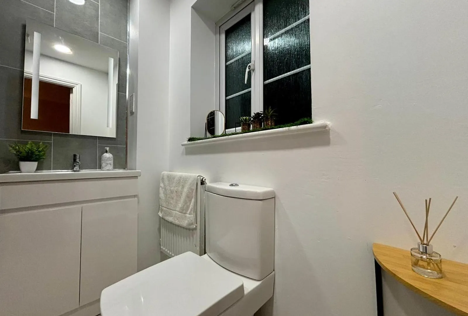 Eskdale Townhouse- Spacious & Beautiful 4Br In Crawley Three Bridges 0*,