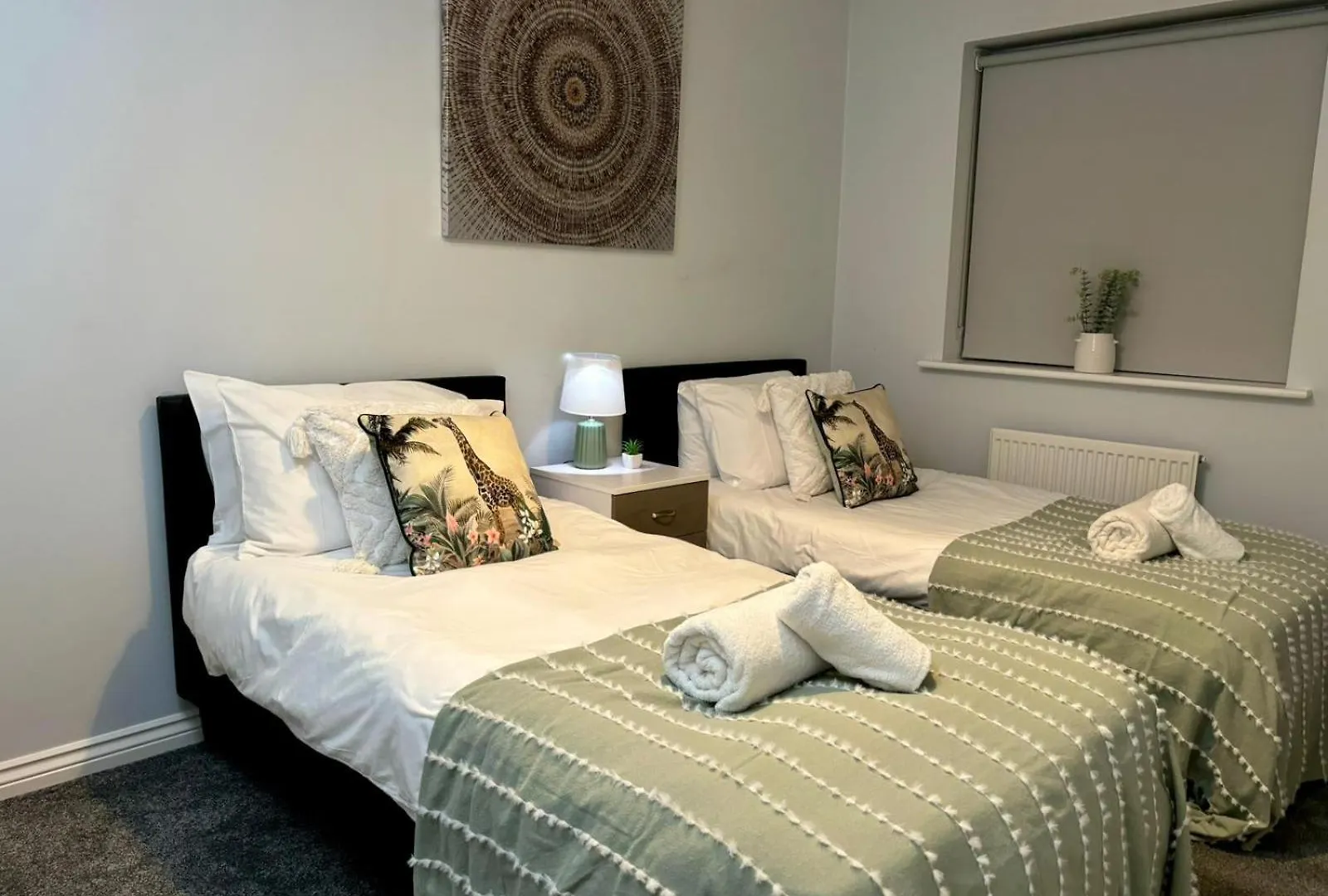 Eskdale Townhouse- Spacious & Beautiful 4Br In Crawley Three Bridges 0*,