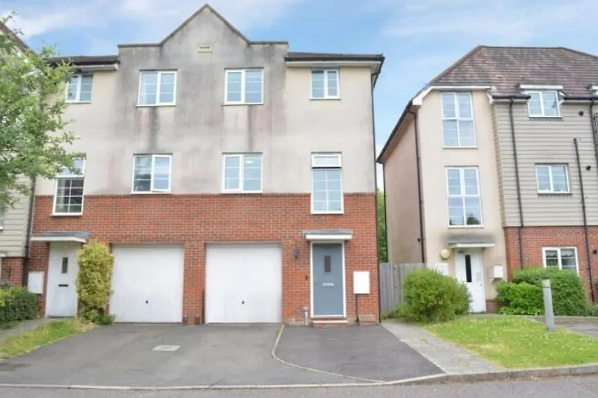 Сasa de vacaciones Eskdale Townhouse- Spacious & Beautiful 4Br In Crawley Three Bridges